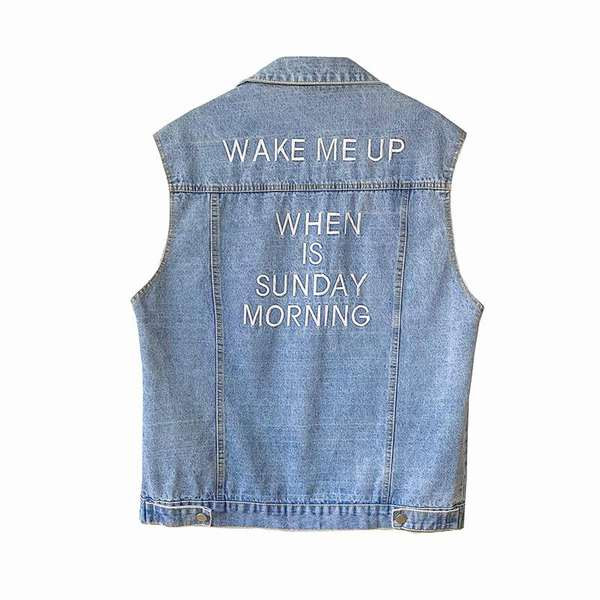 Γυναικείο γιλέκο τζιν με επιγραφές σε μπλε χρώμα