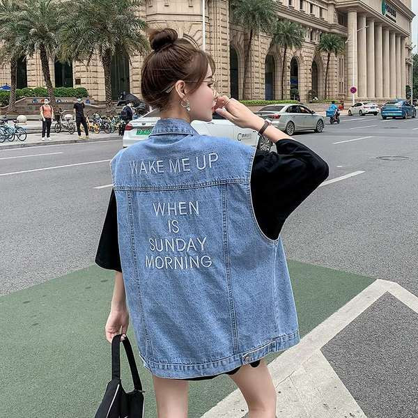 Γυναικείο γιλέκο τζιν με επιγραφές σε μπλε χρώμα