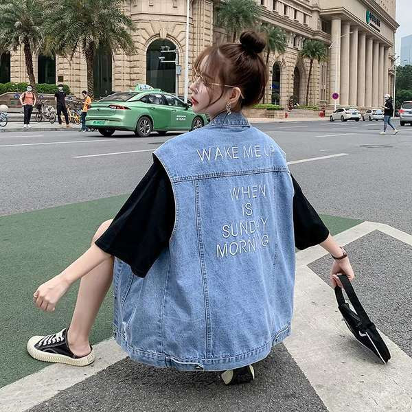 Γυναικείο γιλέκο τζιν με επιγραφές σε μπλε χρώμα