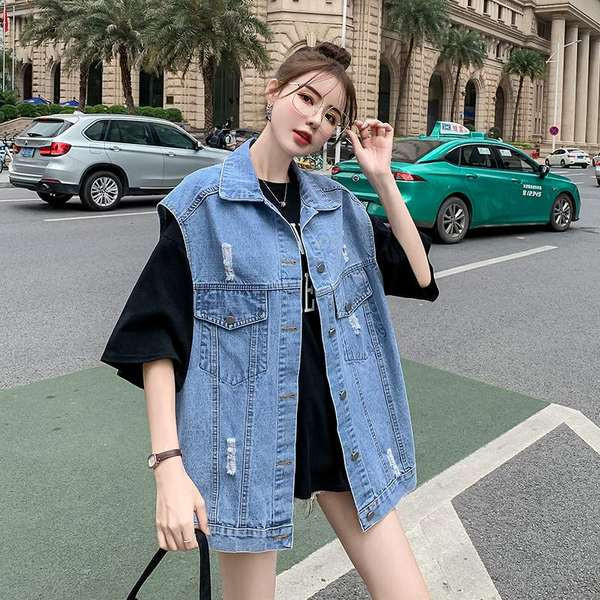 Γυναικείο γιλέκο τζιν με επιγραφές σε μπλε χρώμα