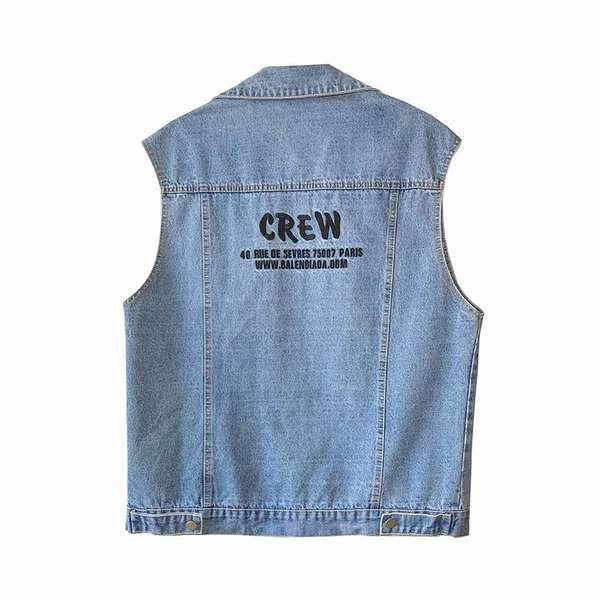 Ženski prsluk sa plavim natpisom i dugmićima