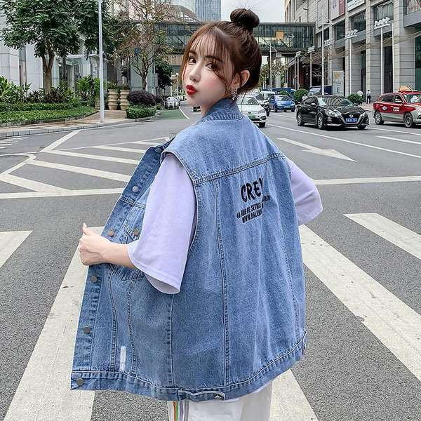 Ženski prsluk sa plavim natpisom i dugmićima