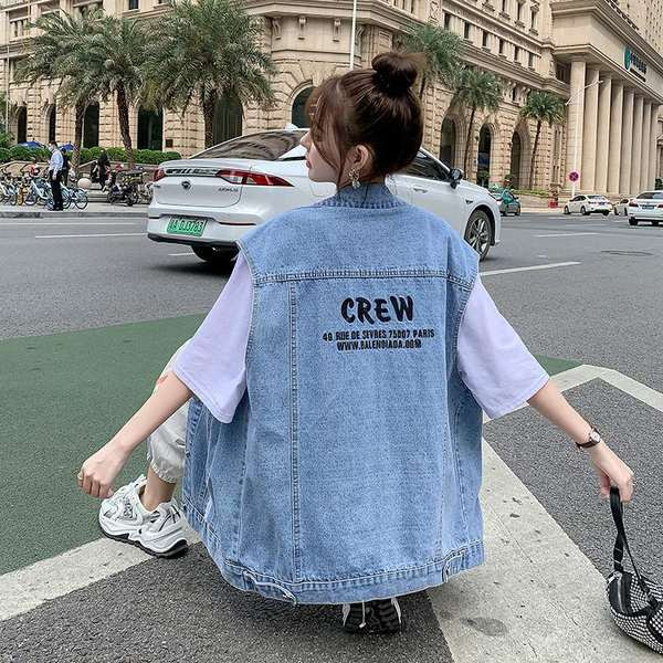 Ženski prsluk sa plavim natpisom i dugmićima