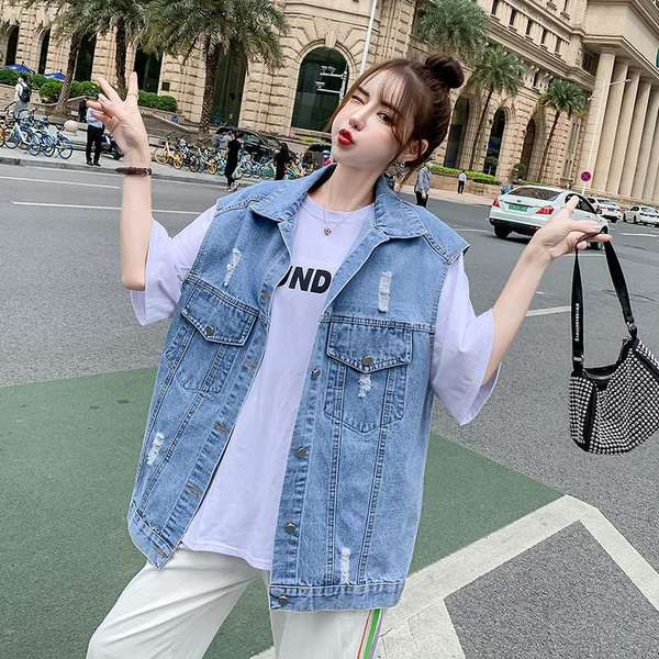 Ženski prsluk sa plavim natpisom i dugmićima