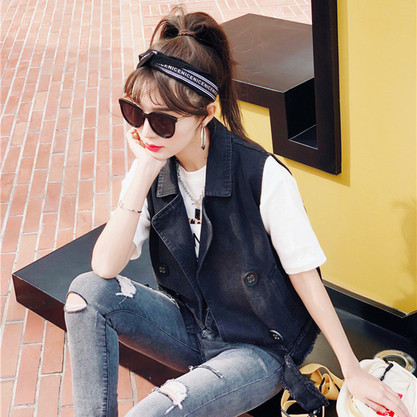 Novi model ženskog prsluka na dugmad u crnoj boji