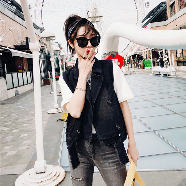 Novi model ženskog prsluka na dugmad u crnoj boji