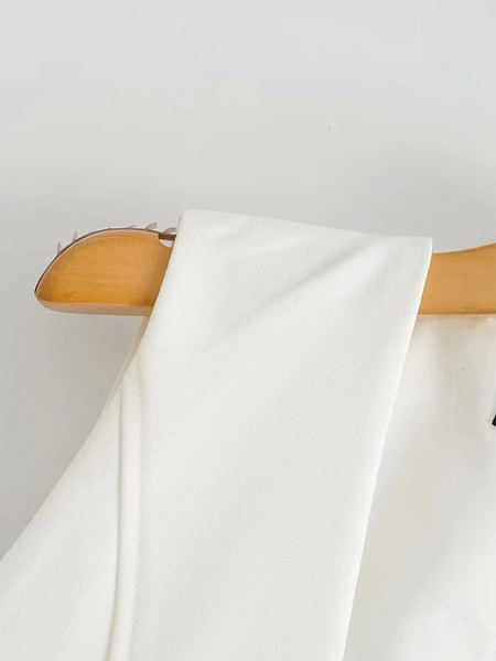 Kratki krojeni prsluk s gumbima i špic izrezom