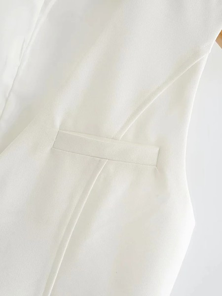 Kratki krojeni prsluk s gumbima i špic izrezom