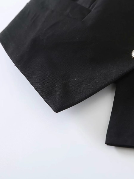 Sieviešu pieguļoša veste ar špica kakla izgriezumu un pogām