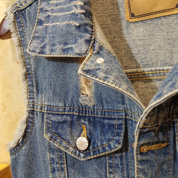 Jauna modeļa sieviešu džinsa veste ar saplēstiem motīviem