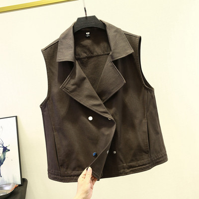 Moderan prsluk s gumbima i džepovima