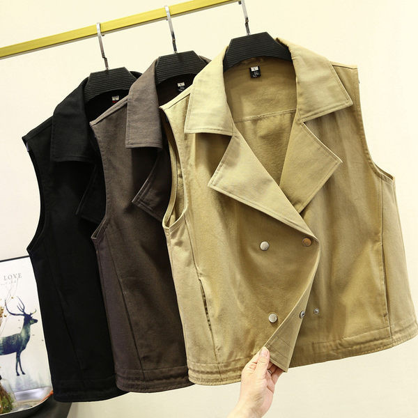 Moderan prsluk s gumbima i džepovima