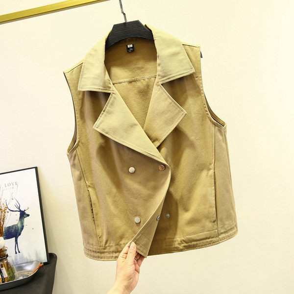 Moderan prsluk s gumbima i džepovima