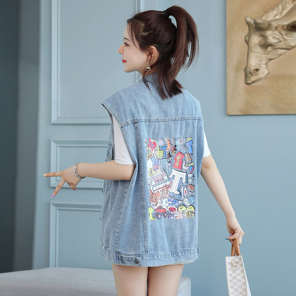 Γυναικείο γιλέκο casual με απλικέ και κουμπιά