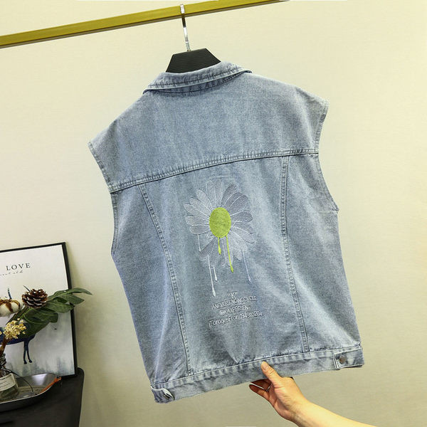 Γυναικείο γιλέκο τζιν με κεντήματα και επιγραφές