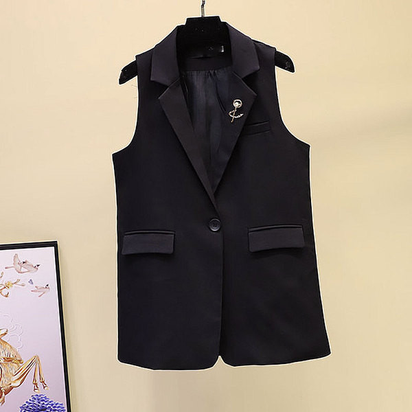 Moderan ženski prsluk s metalnim ukrasom i gumbom