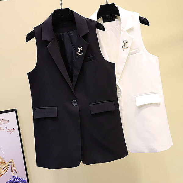 Moderan ženski prsluk s metalnim ukrasom i gumbom