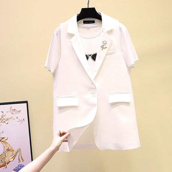 Moderan ženski prsluk s metalnim ukrasom i gumbom