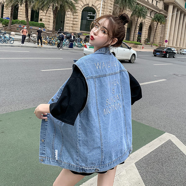 Γιλέκο τζιν με επιγραφή σε μπλε και κουμπιά