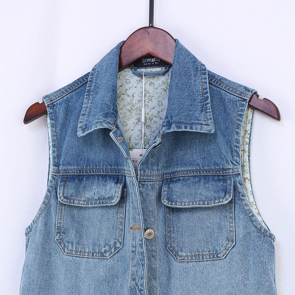 Γυναικείο γιλέκο τζιν με τσέπες και χρωματιστή φόδρα