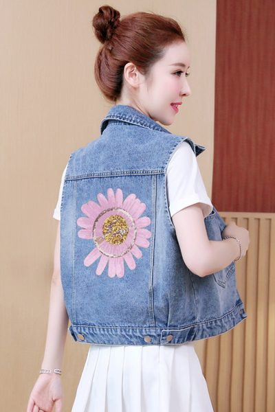 Γυναικείο γιλέκο τζιν με πούλιες στο πίσω μέρος