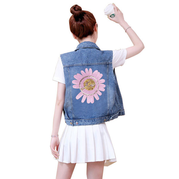 Γυναικείο γιλέκο τζιν με πούλιες στο πίσω μέρος