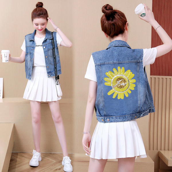 Γυναικείο γιλέκο τζιν με πούλιες στο πίσω μέρος