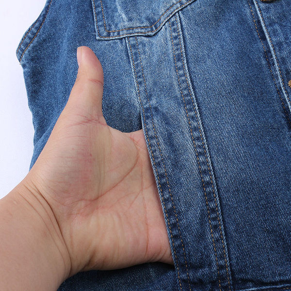 Γυναικείο γιλέκο τζιν σε απλό μοντέλο με κλασικό κολάρο