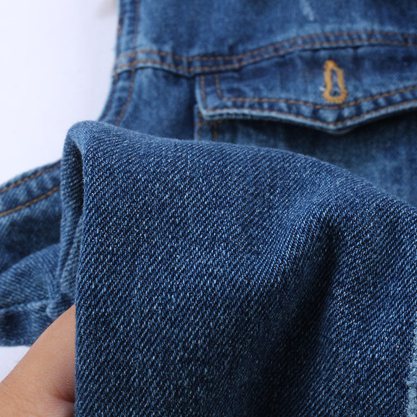 Γυναικείο γιλέκο τζιν σε απλό μοντέλο με κλασικό κολάρο