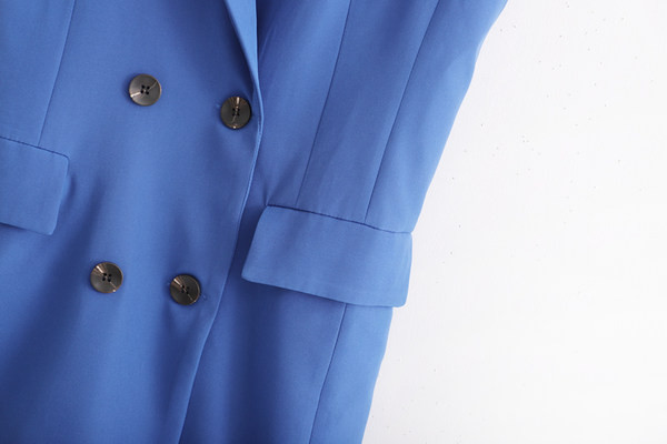 Moderni krojeni prsluk s dvorednim kopčanjem
