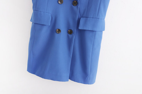 Moderni krojeni prsluk s dvorednim kopčanjem