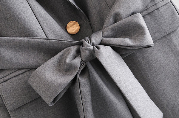 Μοντέρνο γιλέκο με κορδόνια στη μέση και απομιμήσεις τσέπες