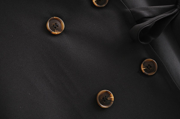 Ravni model ženskog prsluka na dvoredno kopčanje