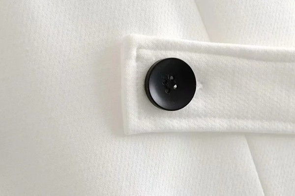 Kratki asimetrični prsluk s gumbima