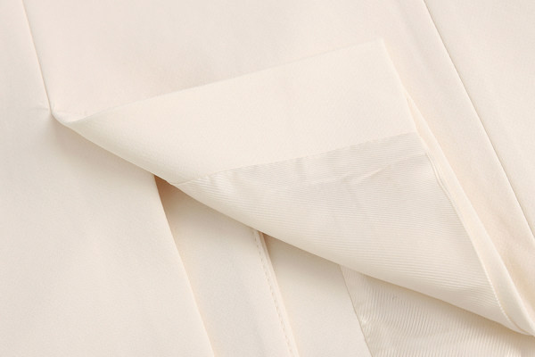 Ženski krojeni prsluk s dvorednim kopčanjem i imitacijom džepova