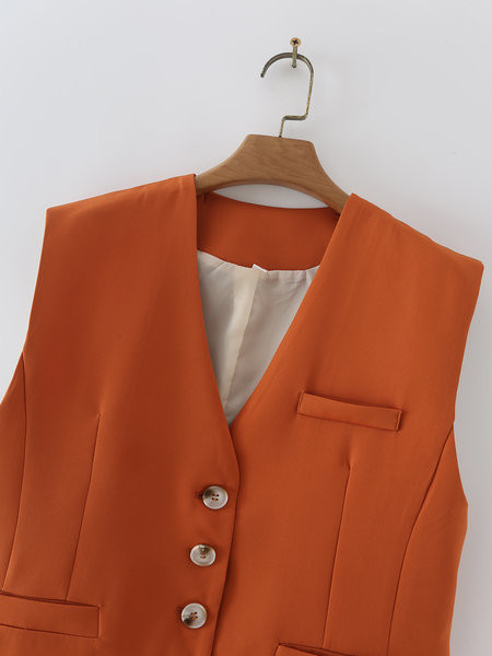 Ženski prsluk pripijenog modela s gumbima i imitacijom džepova