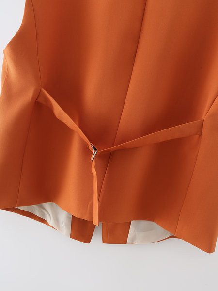 Ženski prsluk pripijenog modela s gumbima i imitacijom džepova