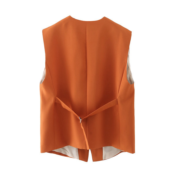 Ženski prsluk pripijenog modela s gumbima i imitacijom džepova