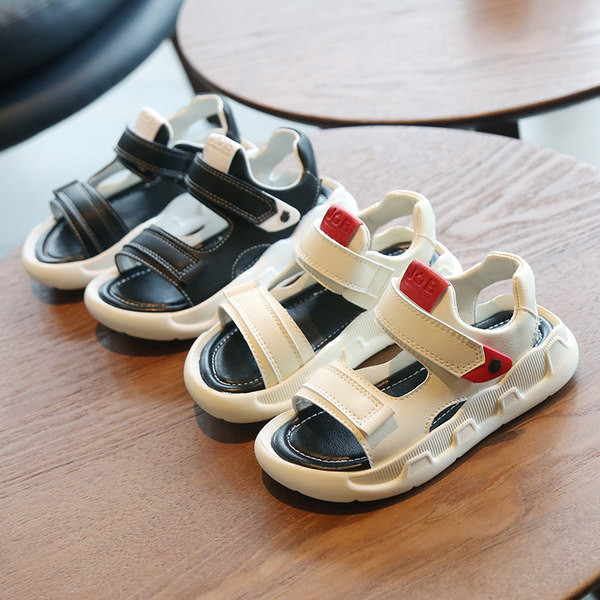 Παιδικά σανδάλια για αγόρια από οικολογικό δέρμα με αυτοκόλλητα σε μαύρο και άσπρο χρώμα