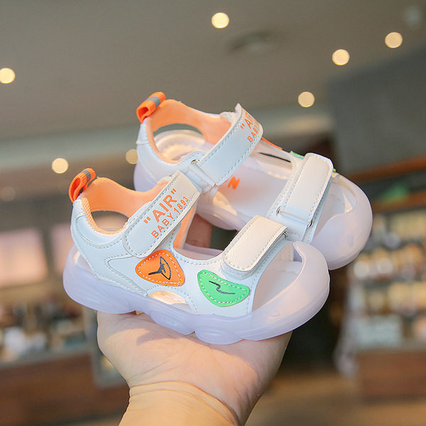 Unisex model dječjih sandala s čičak kopčanjem i udobnim potplatom