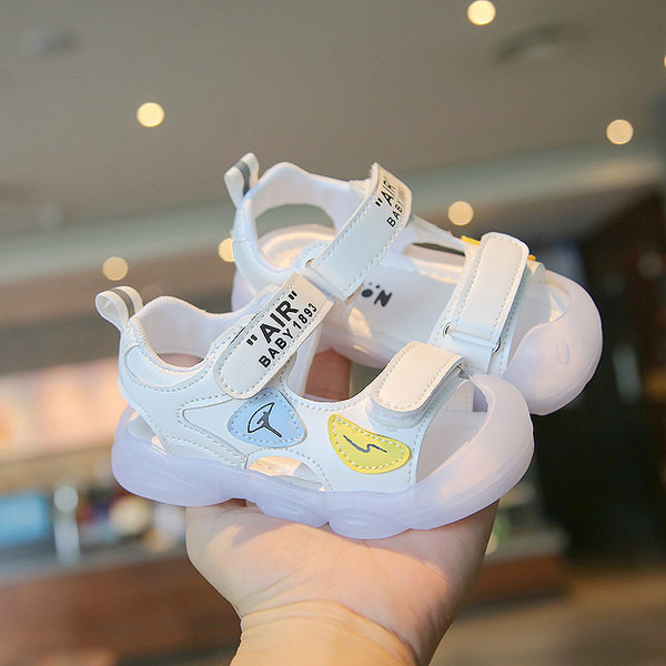 Unisex model dječjih sandala s čičak kopčanjem i udobnim potplatom