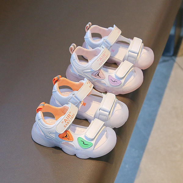 Unisex model dječjih sandala s čičak kopčanjem i udobnim potplatom