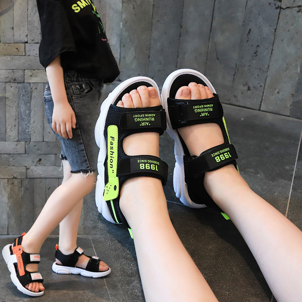 Dječje sandale sa naljepnicama i natpisima za dječake