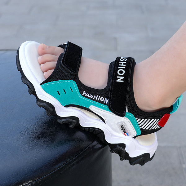 Dječje sandale s grubim potplatom i čičkom