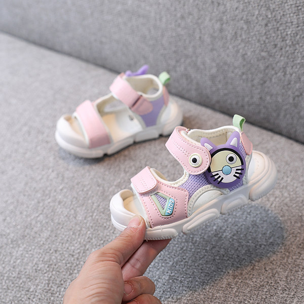 Moderne ljetne sandale s aplikacijom u boji