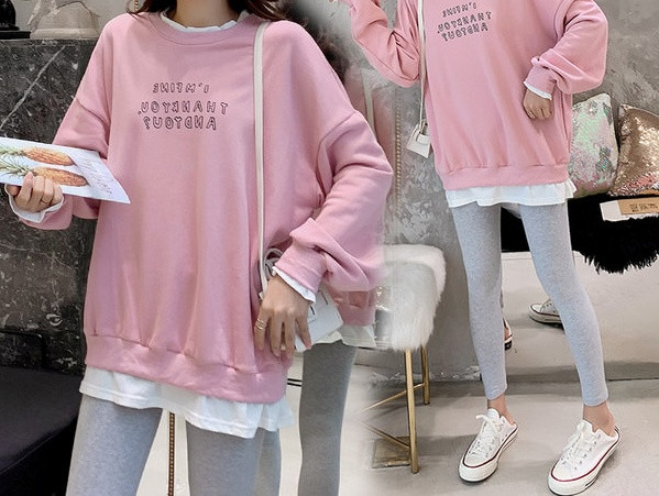 Ležerna ženska bluza sa natpisom i ovalnim izrezom za trudnice