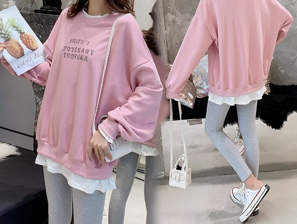 Ležerna ženska bluza sa natpisom i ovalnim izrezom za trudnice