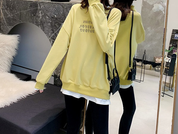 Ležerna ženska bluza sa natpisom i ovalnim izrezom za trudnice