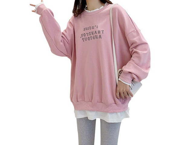 Ležerna ženska bluza sa natpisom i ovalnim izrezom za trudnice