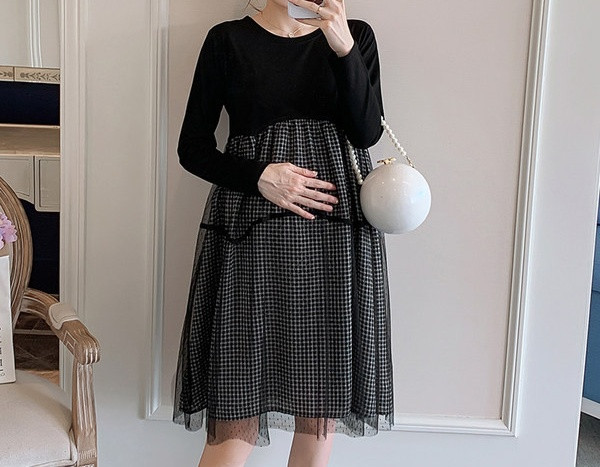 Aktualan ženski model haljine ovalnog izreza za trudnice